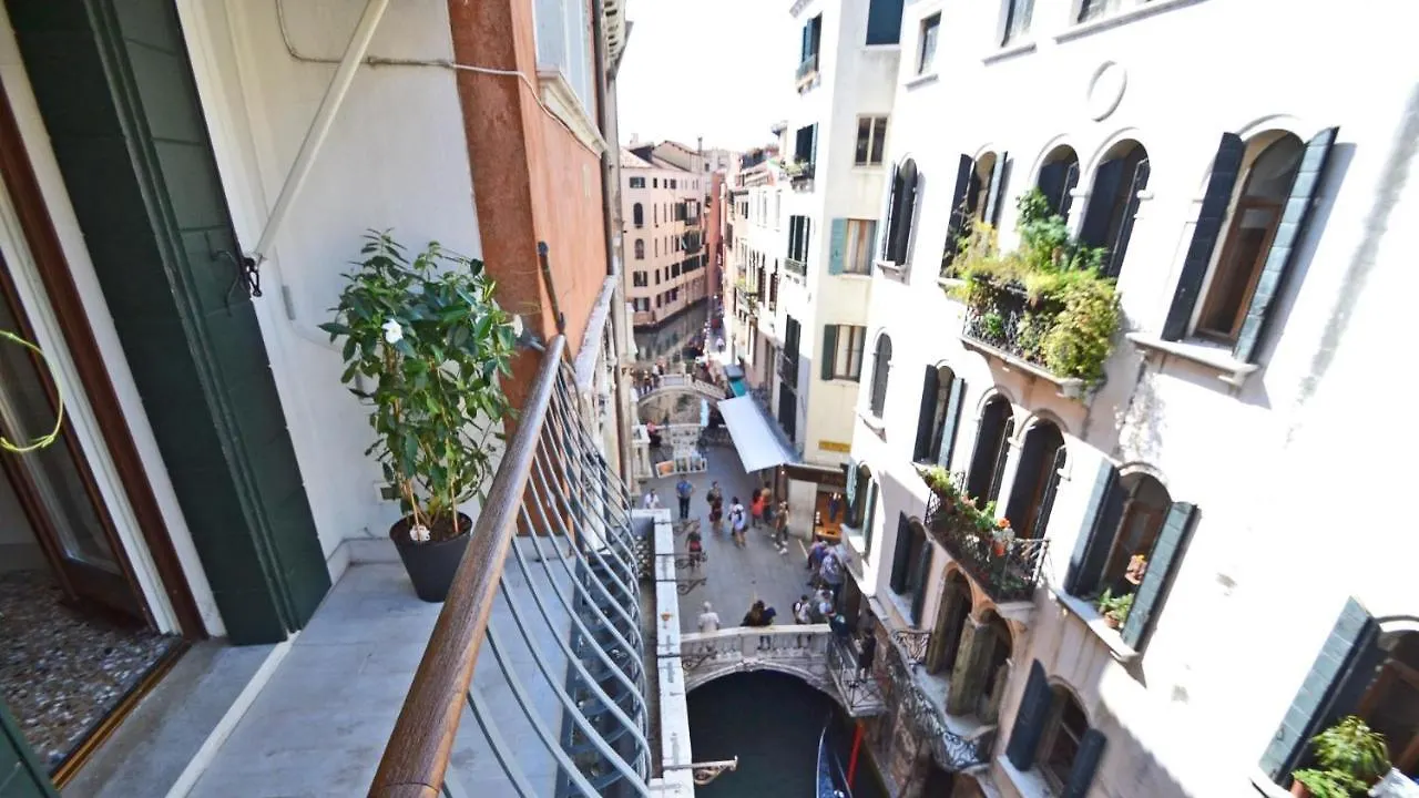 Apartamento Ai Bareteri Luxury Canal View Venecia Italia